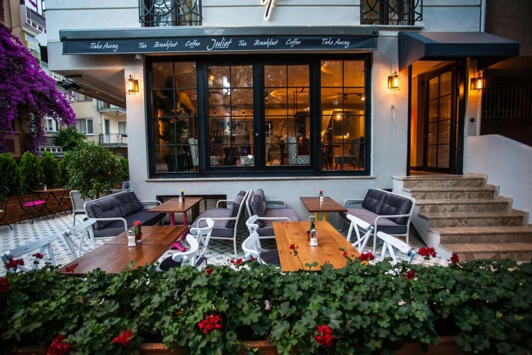 Juliet Rooms & Kitchen